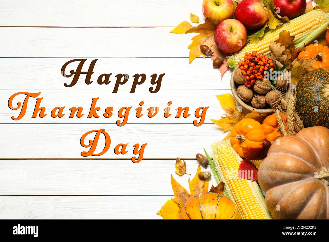 Carte de bonne fête de Thanksgiving. Composition de la couche plate avec des citrouilles mûres et des feuilles d'automne sur une table en bois blanc Banque D'Images