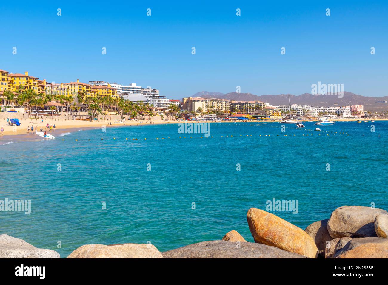 Journée chaude ensoleillée à la plage publique Playa Pública de la station balnéaire de Cabo San Lucas, au Mexique, le long de la Riviera mexicaine. Banque D'Images