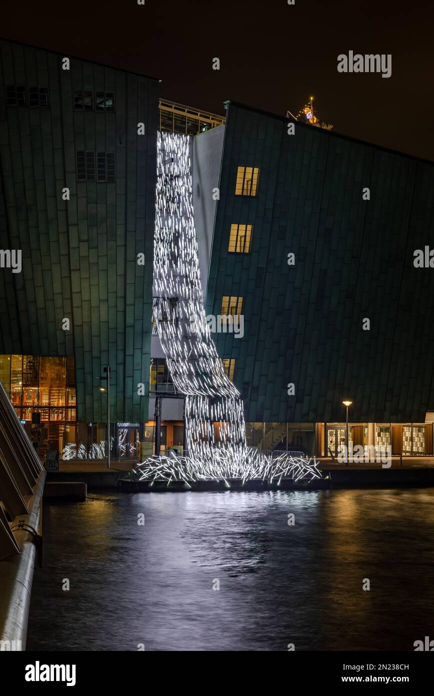 AMSTERDAM, PAYS-BAS - 18 JANVIER 2023 : Festival de lumière d'Amsterdam - chute d'eau d'inversion au Musée des sciences Nemo à Oosterdok à Amsterdam Banque D'Images