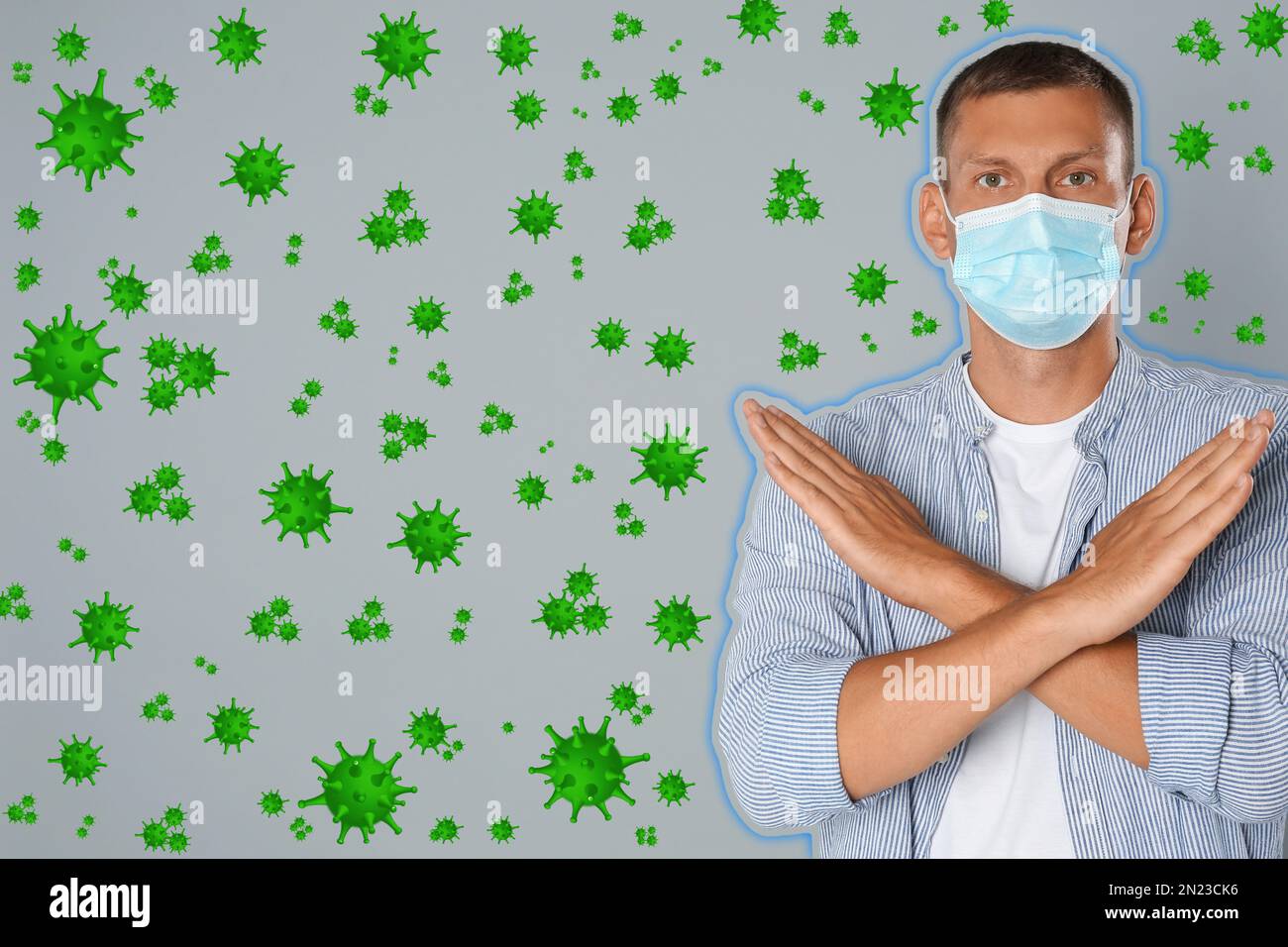 Une immunité plus forte - une meilleure résistance aux maladies. Homme dans un masque de protection montrant un geste d'arrêt entouré de virus sur fond gris Banque D'Images