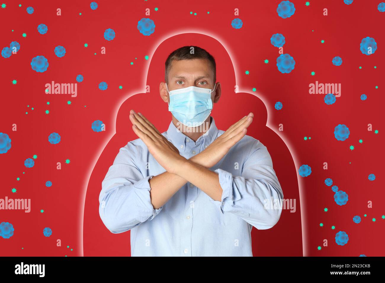 Une immunité plus forte - une meilleure résistance aux maladies. Homme dans un masque de protection montrant un geste d'arrêt entouré de virus sur fond rouge Banque D'Images