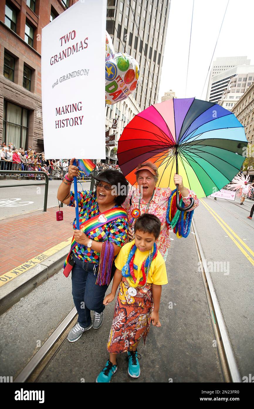 Cathy Camilo, left, and Jayne Duri, who have been married 18 years, walk with their grandson Poto in the 45th annual San Francisco Gay Pride parade Sunday, June 28, 2015, in San Francisco. A large turnout was expected for gay pride parades across the U.S. following the landmark Supreme Court ruling that said gay couples can marry anywhere in the country. (AP Photo/ Tony Avelar) Banque D'Images
