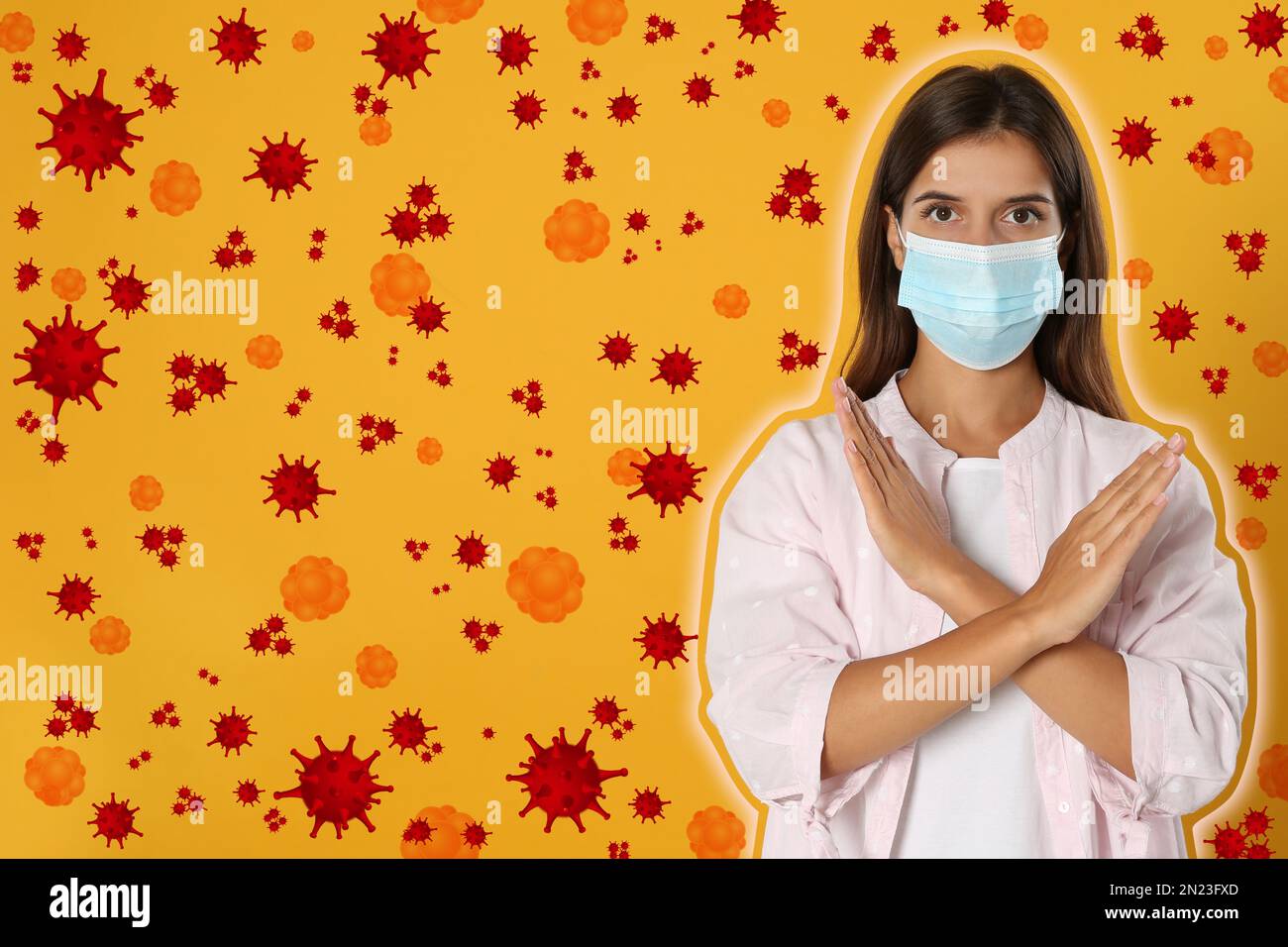 Une immunité plus forte - une meilleure résistance aux maladies. Femme dans un masque de protection montrant un geste d'arrêt entouré de virus sur fond jaune Banque D'Images