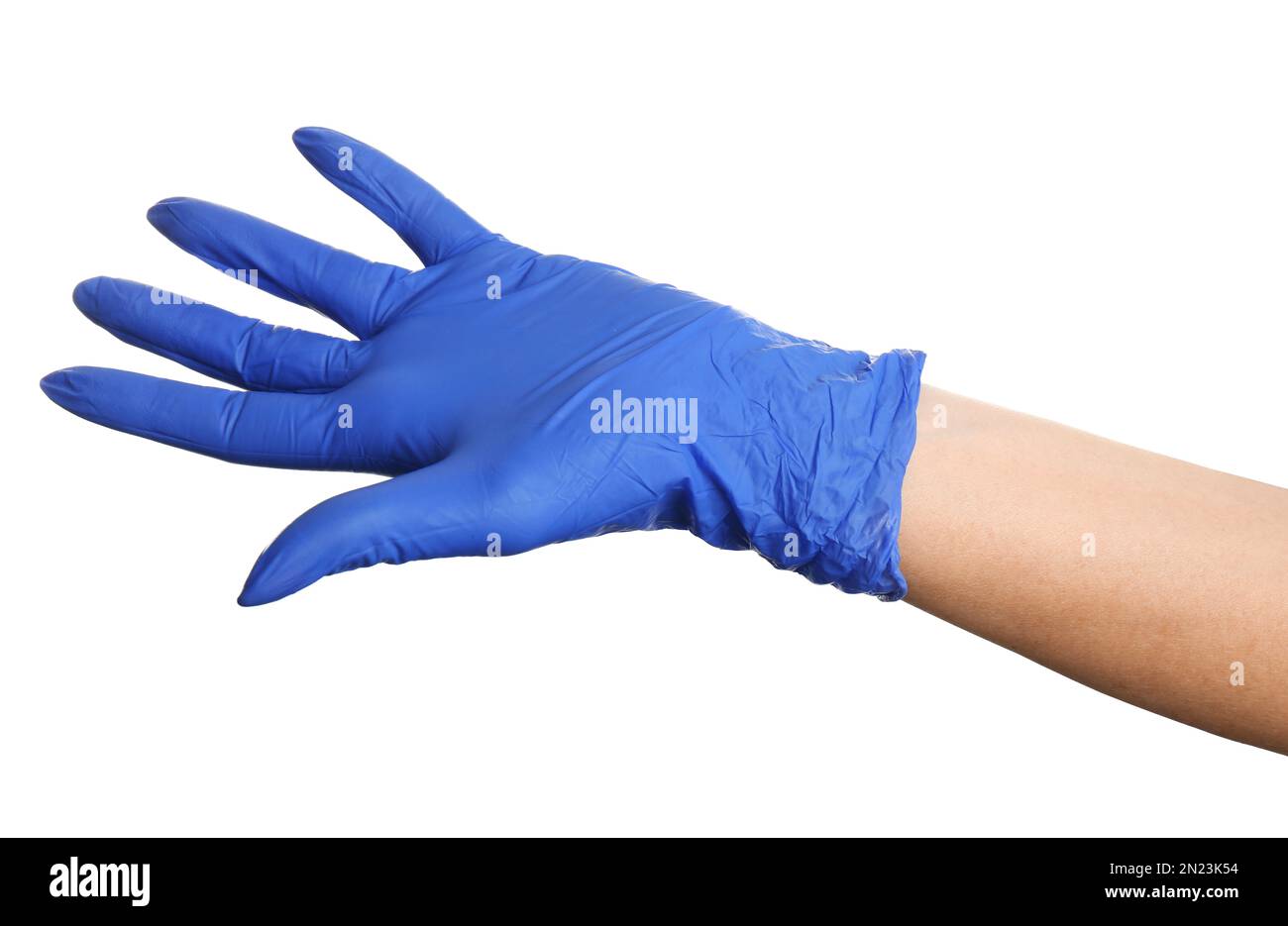 Femme en gants en latex bleu sur fond blanc, gros plan de la main Banque D'Images