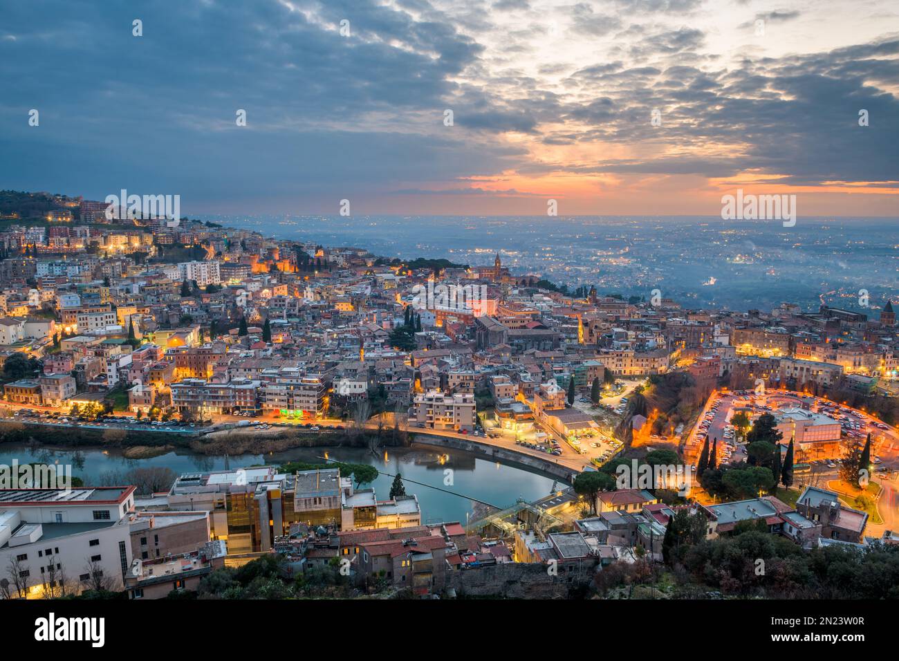 Tivoli, Italie, vue sur la ville depuis le haut au crépuscule. Banque D'Images