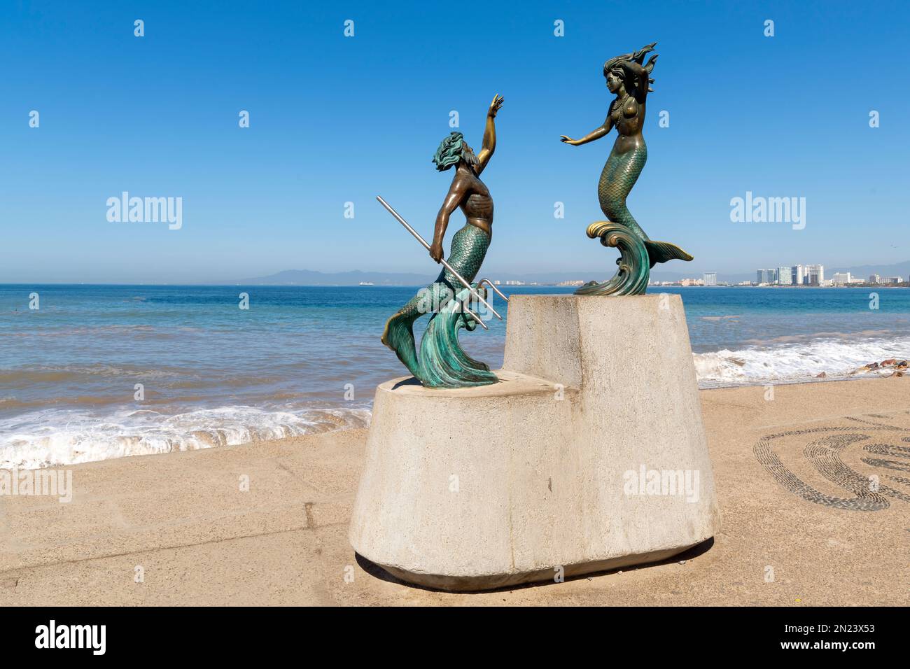 Une statue du dieu Triton, fils de Poséidon, et Néréide, une nymphe marine le long de la promenade Malecon Boardwalk et de la plage à Puerto Vallarta, Mexique. Banque D'Images