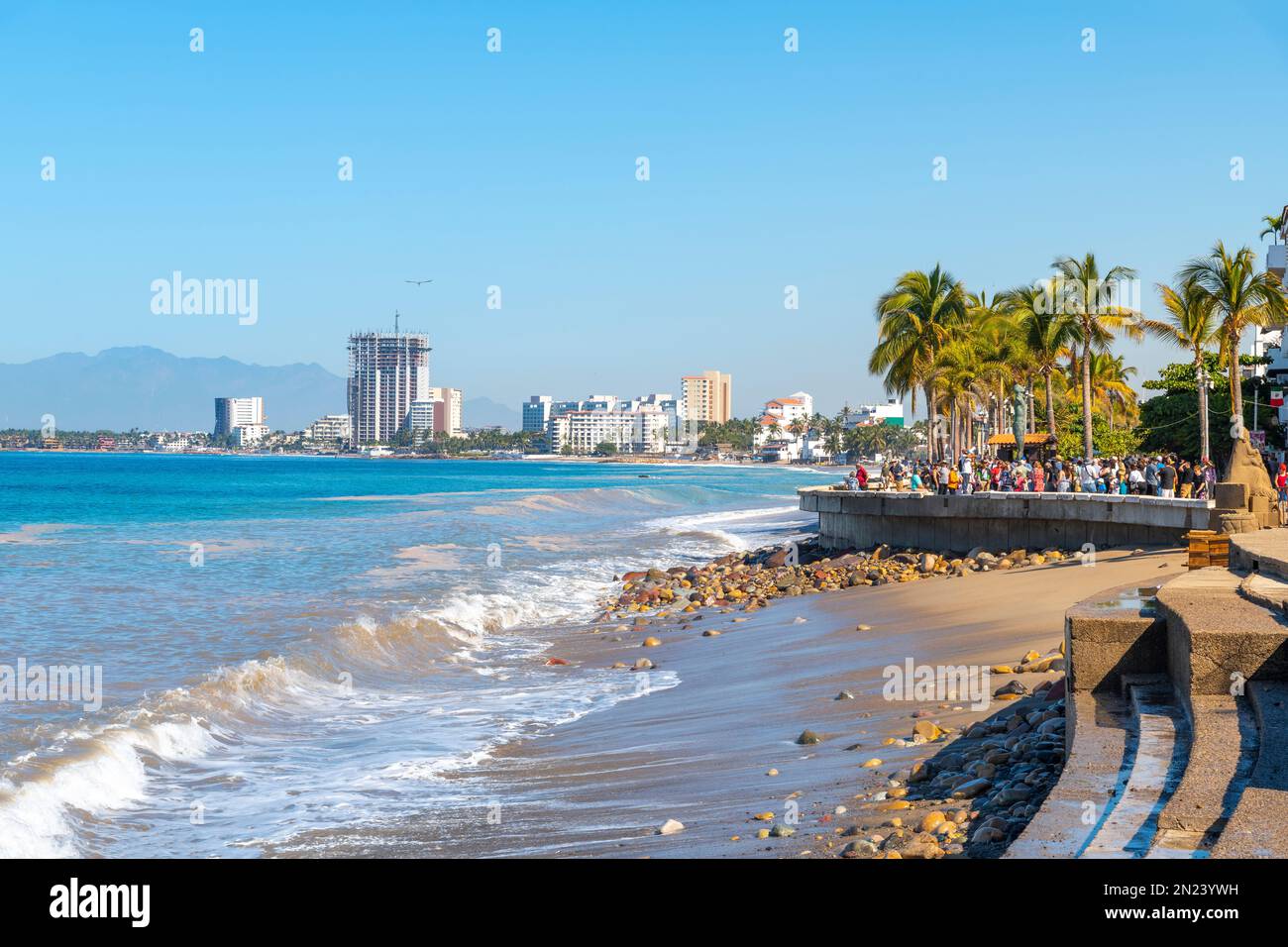 La célèbre promenade de bord de mer Malecon à Olas Altas Beach à Puerta Vallarta, au Mexique, dans la station balnéaire de la Riviera mexicaine. Banque D'Images