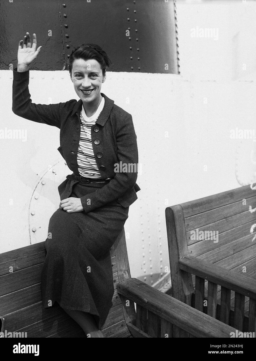 Beatrice Lillie, British stage star who is also known as Lady Peel from to her marriage to Sir Robert Peel, is shown aboard the Ile de France before departing from New York, Aug. 18, 1934. The star complained that she had to get up "at dawn." The ship sailed at 11:00 am standard time, but it was an "ungodly hour" to the English actress. (AP Photo) Banque D'Images