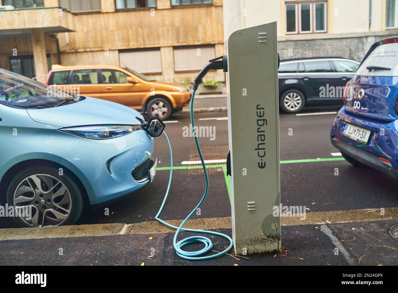 Ljubljana, Slovénie - 10 octobre 2022 : voiture électrique Renault bleue en charge dans la rue de Ljubljana, Slovénie Banque D'Images