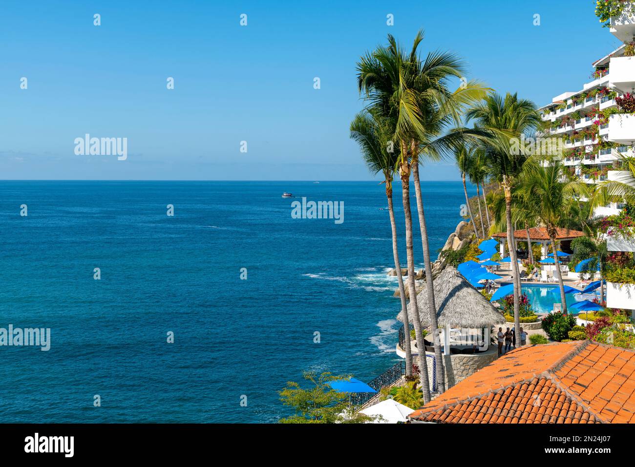 Un hôtel de villégiature en bord de mer le long de la côte à Mismaloya, le site du tournage de la célèbre nuit du film Iguana à Puerto Vallarta Mexique. Banque D'Images