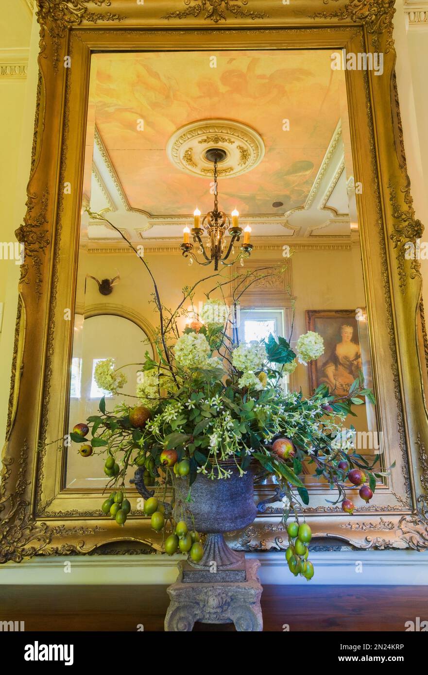 Vase fleur en céramique et grand miroir mural avec cadre en bois antique dans le bureau à domicile à l'intérieur de la maison de style Renaissance. Banque D'Images