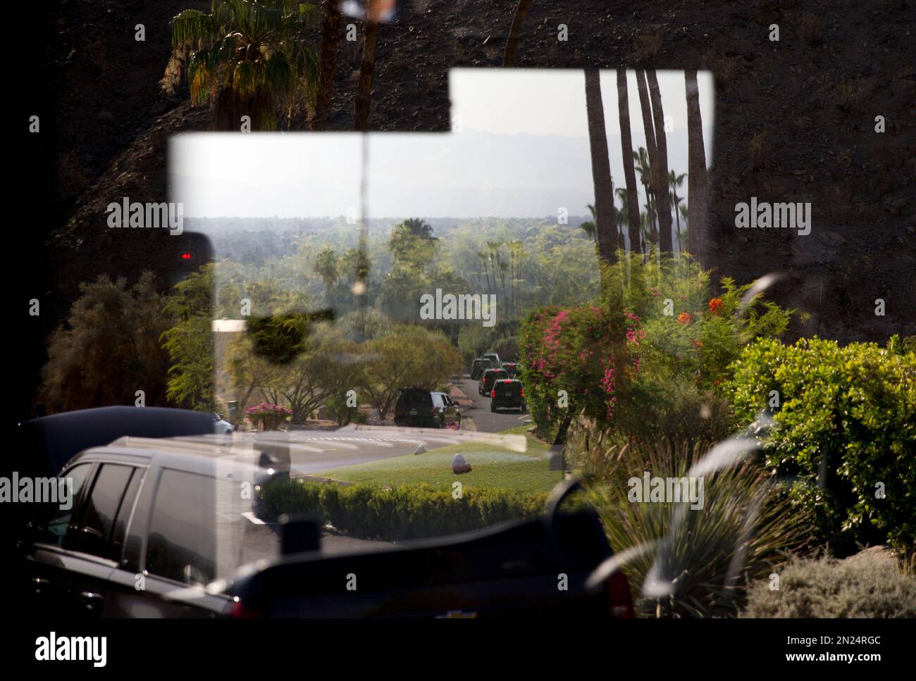 President Barack Obama's motorcade is seen reflected in the window of the media vehicle as it departs the Thunderbird Heights neighborhood of Rancho Mirage, Calif, Sunday, June 21, 2015. The president is en route to play golf. (AP Photo/Carolyn Kaster) Banque D'Images