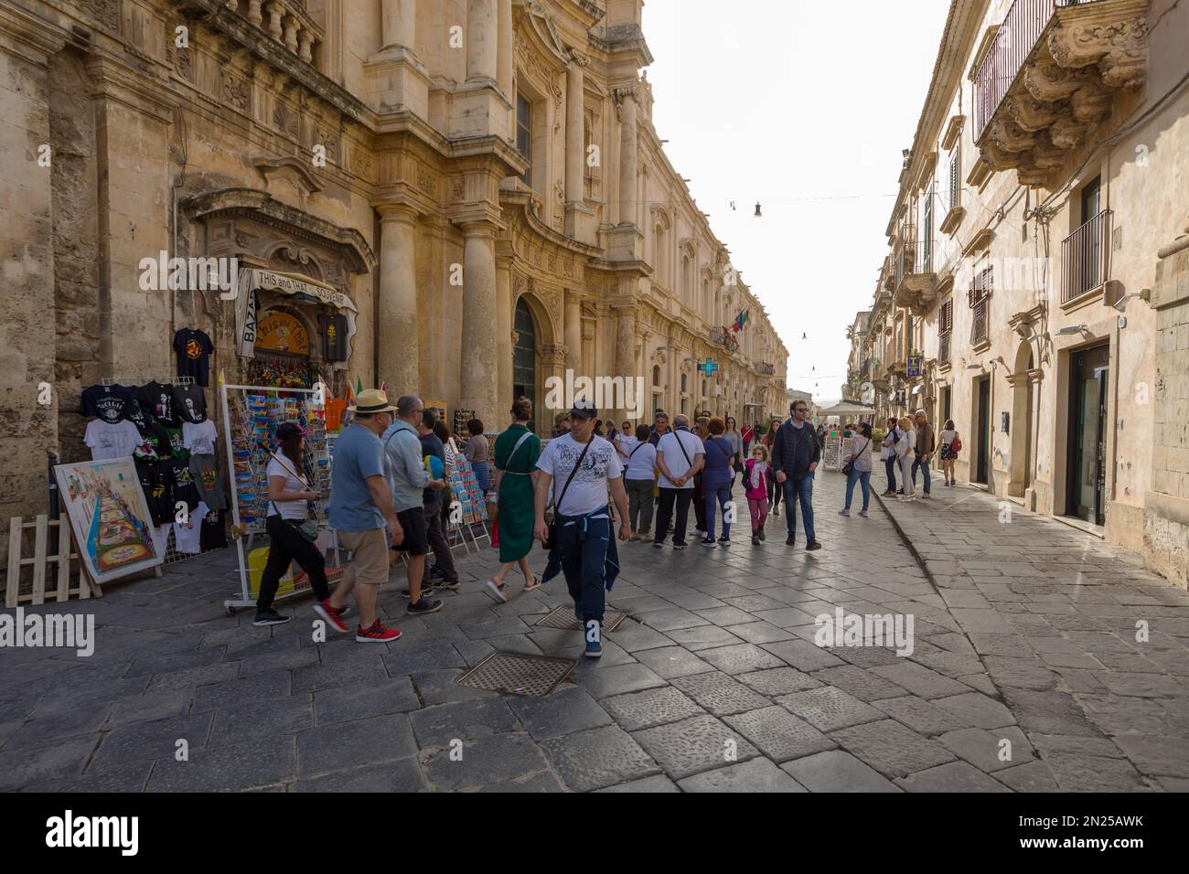 NOTO, SICILE - 23 AVRIL 2019 : touristes marchant dans la rue Vittorio Emanuele à noto, Sicile Banque D'Images