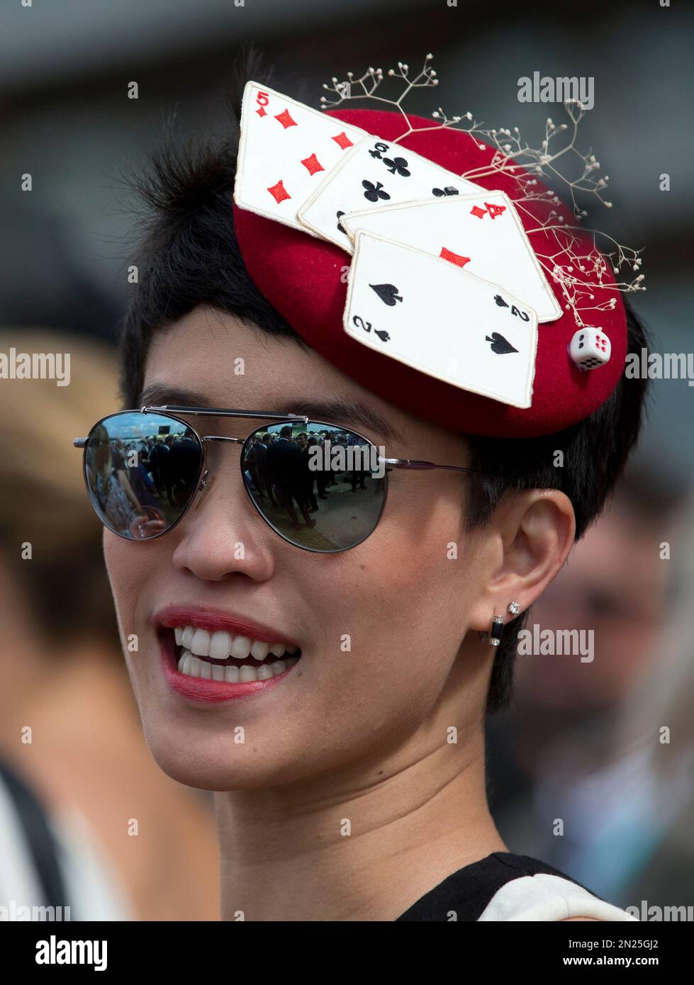 A racegoer wears an ornate hat on the second day of the Royal Ascot horse racing meet at Ascot, England, Wednesday, June 17, 2015. Royal Ascot is the annual five day horse race meeting that Britain's Queen Elizabeth II attends every day of the event.(AP Photo/Alastair Grant) Banque D'Images