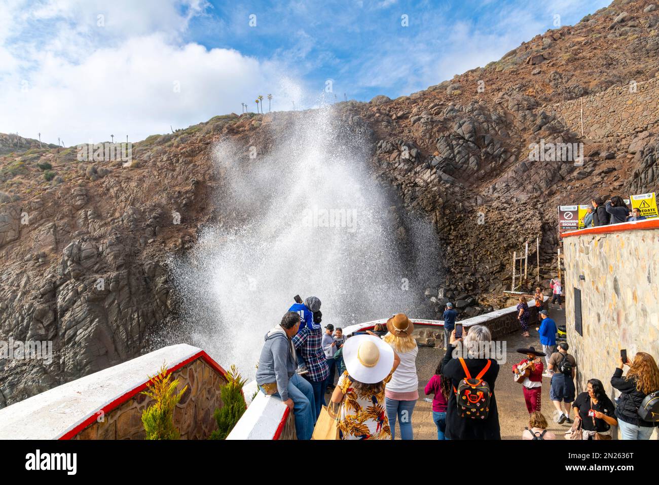 Les visiteurs apprécient le célèbre blowhole de la Bufadora à Punta Banda, près d'Ensenada, au Mexique. Banque D'Images