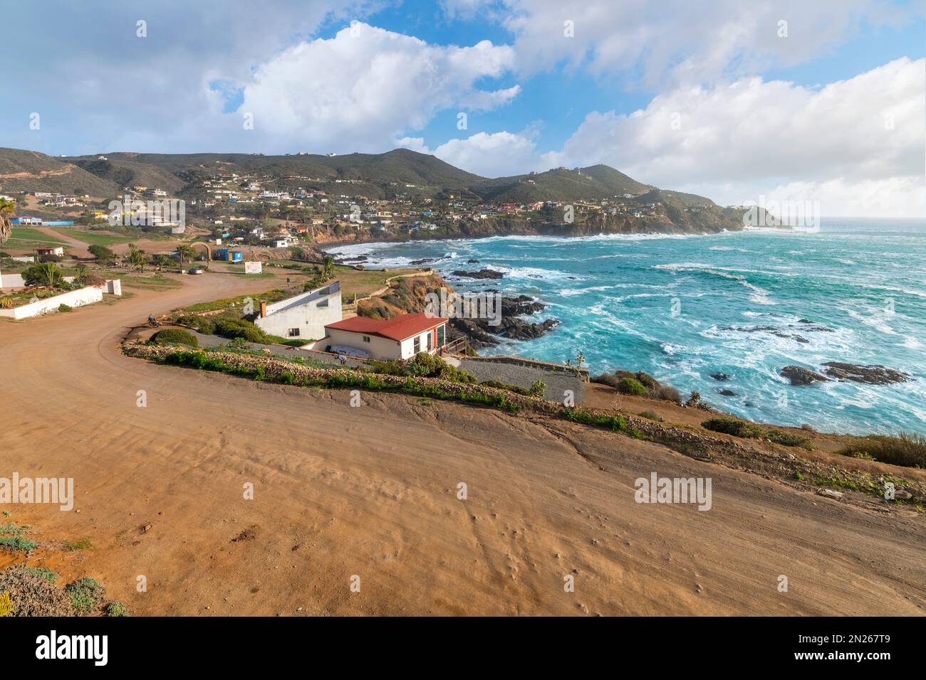 La côte rocheuse et pittoresque le long de l'océan Pacifique au cap de Punta Banda, au sud-ouest de la ville d'Ensenada, au Mexique. Banque D'Images