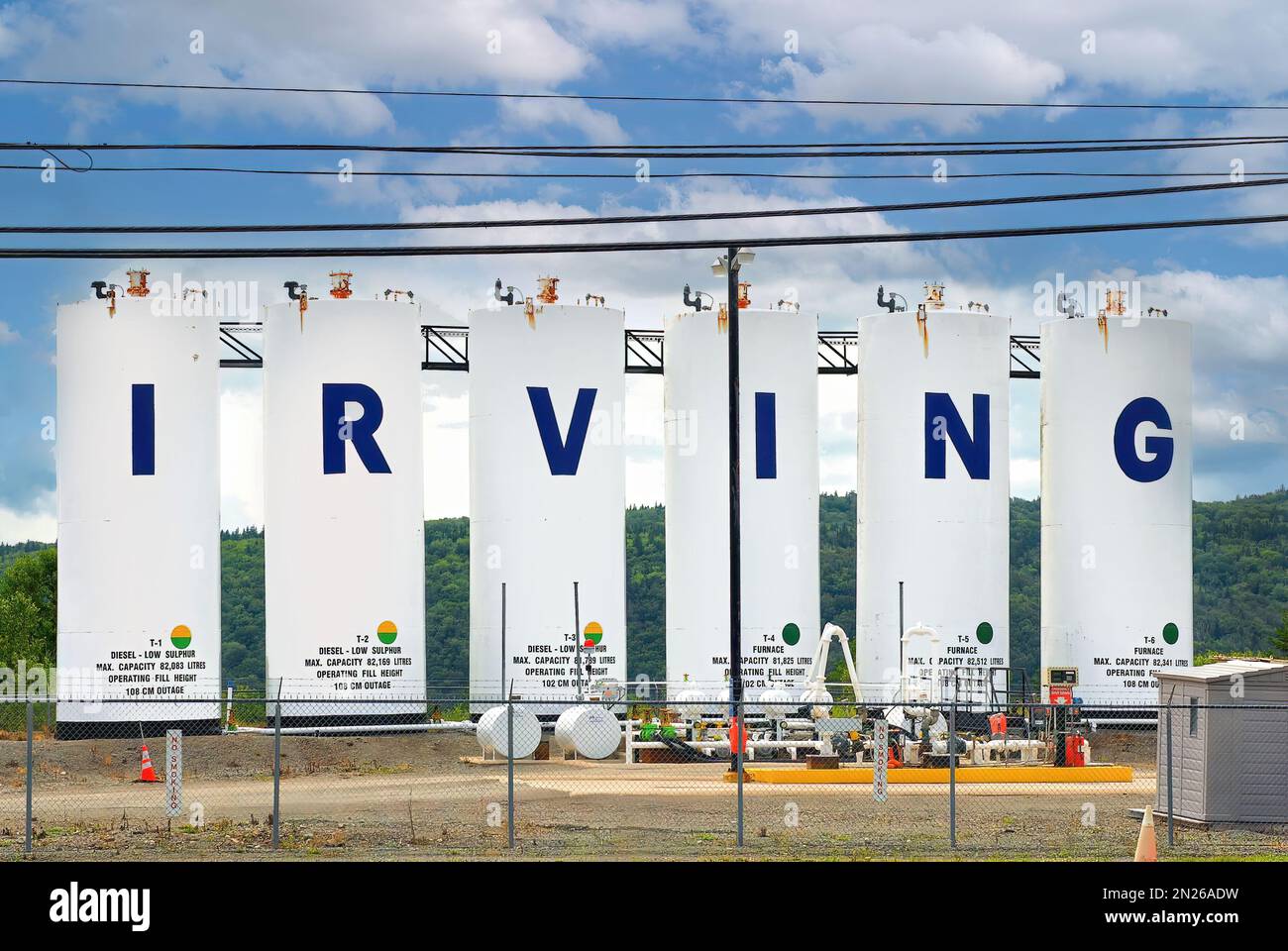 Cap-Breton, Canada - 2 août 2010 : cinq réservoirs de carburant diesel et de four qui précisent le nom d'Irving. Irving Oil, Ltd est une entreprise privée canadienne Banque D'Images