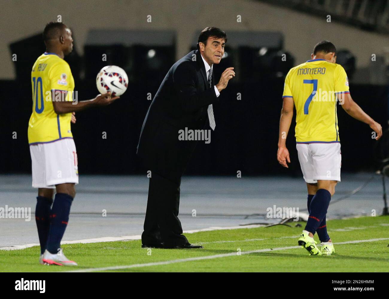 Ecuador's coach Gustavo Quinteros, center, gives instructions to Jefferson Montero, right, as Walter Ayovi, right, looks on during a Copa America Group 1 soccer match at the National Stadium in Santiago, Chile, Thursday, June 11, 2015.(AP Photo/Ricardo Mazalan) Banque D'Images