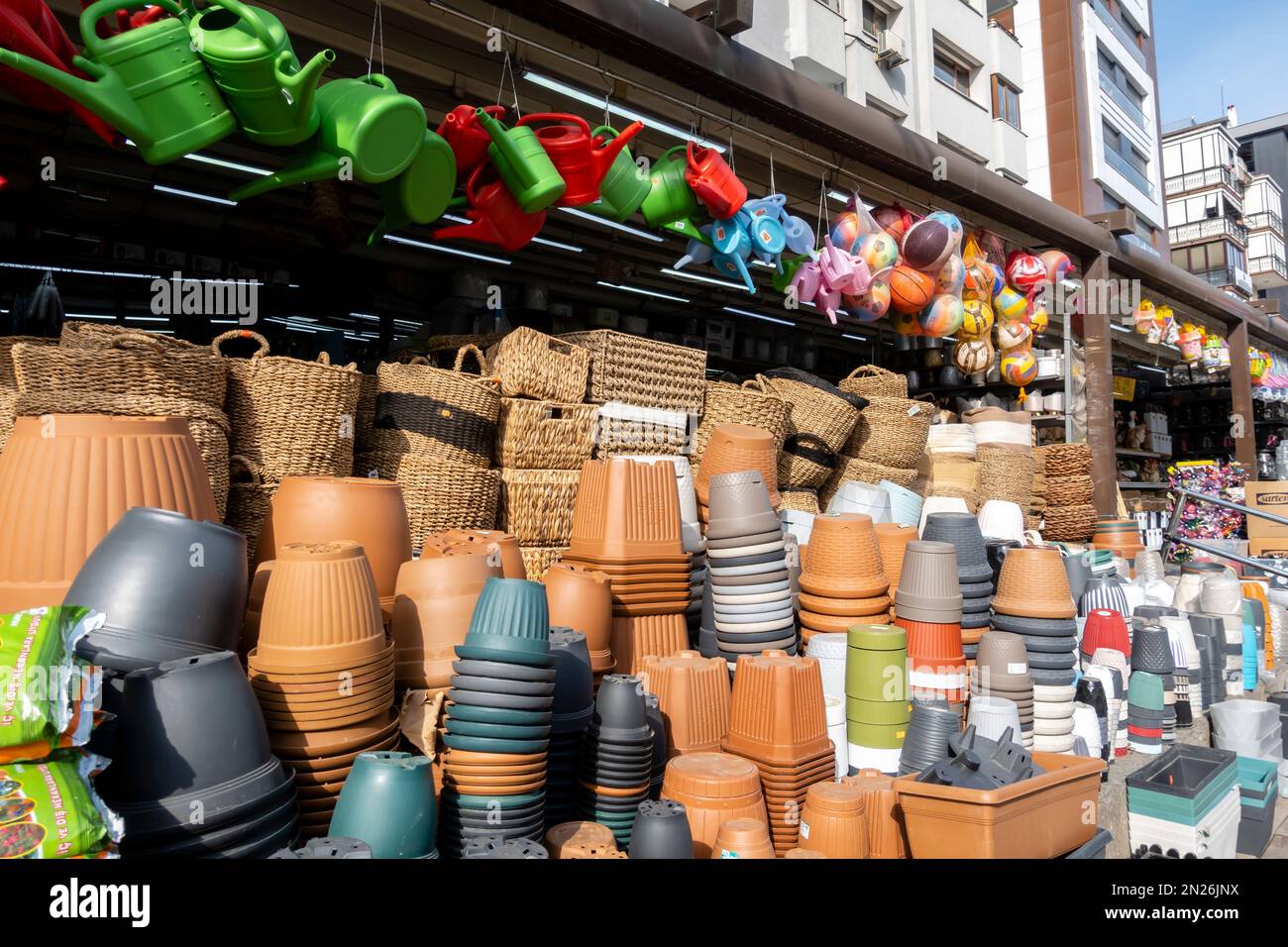 Pots de fleurs, arrosoirs en plastique vendus sur le marché de la rue à Ankara Turquie. Street stall en Turquie vendant l'équipement de jardinage de floraison Banque D'Images