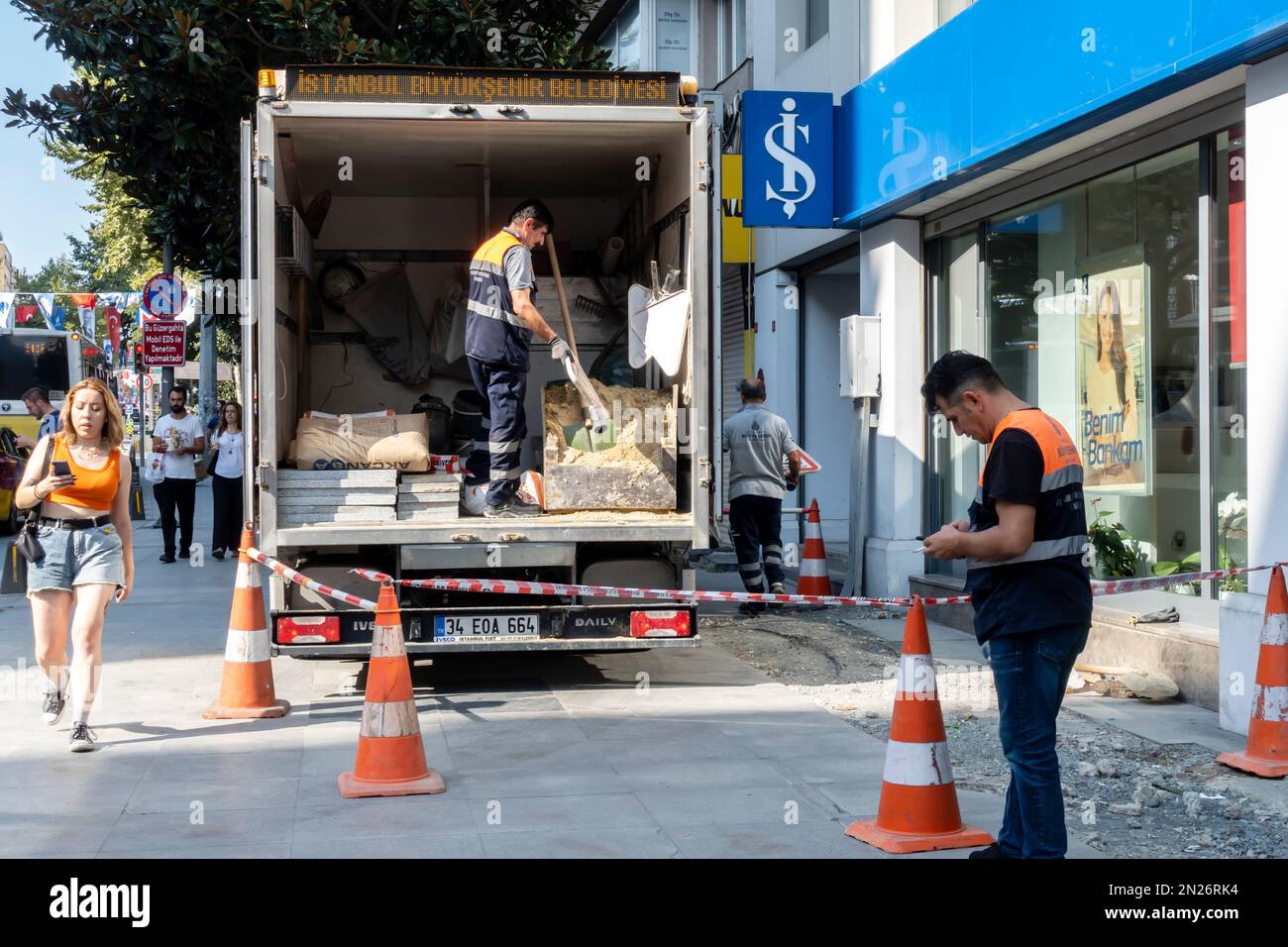 Camion de construction stationné avec des matériaux de construction à côté d'un immeuble de bureaux reconstruit dans le centre d'Istanbul en Turquie. Travailleurs à Istanbul Banque D'Images