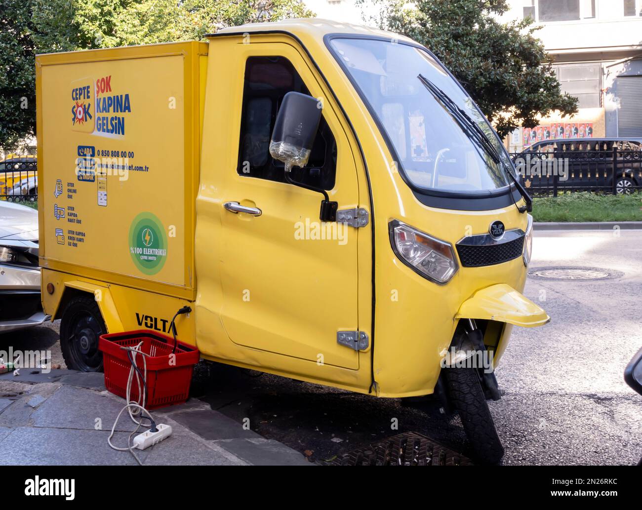 Volta EV eLoader 3 Wheeler véhicule fermé utilisé pour la livraison par le supermarché SOK en Turquie Banque D'Images