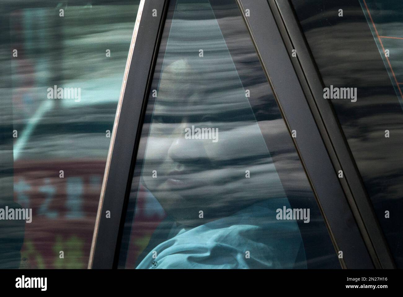 A relative of a passenger aboard the capsized Eastern Star ship looks out from his car window after he and other families were barred from entering the site of the ship in Jianli county of southern China’s Hubei province Saturday, June 6, 2015. Disaster teams searched the Yangtze River on Saturday for dozens of missing bodies from the Eastern Star. (AP Photo/Andy Wong) Banque D'Images