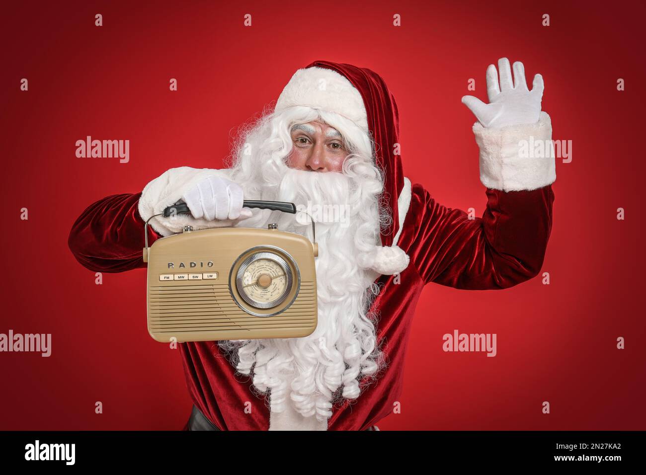 Père Noël avec radio vintage sur fond rouge. Musique de Noël Photo Stock -  Alamy