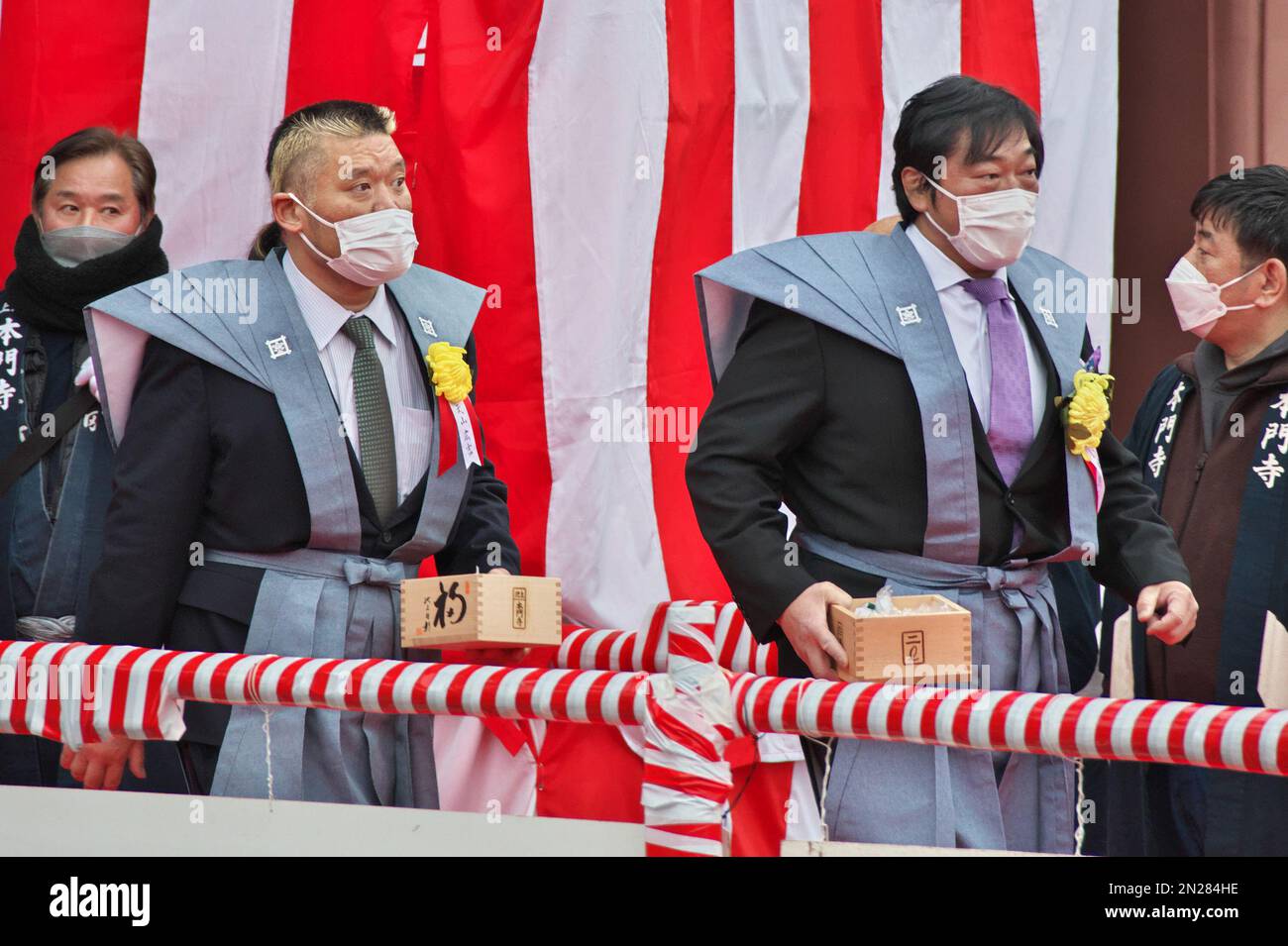 Le lutteur professionnel japonais, Hiroyoshi Tenzan du Nouveau-Japon Pro-Wrestling et l'ancien lutteur professionnel Kenta Kobashi(R) assistent à la cérémonie de lancement de haricots au temple d'Ikegami Honmonji à Tokyo, au Japon, sur 3 février 2023. Credit: AFLO/Alay Live News Banque D'Images