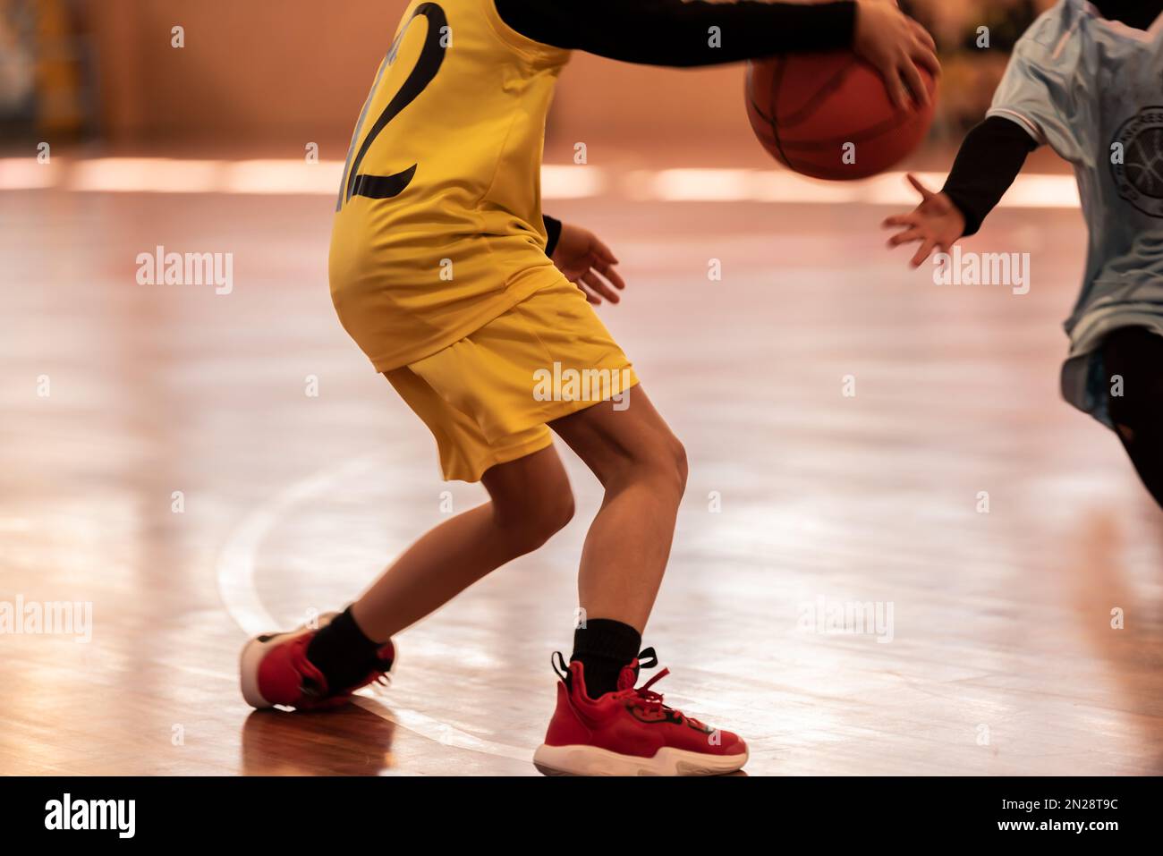 garçons jouant au basket-ball en intérieur. Banque D'Images