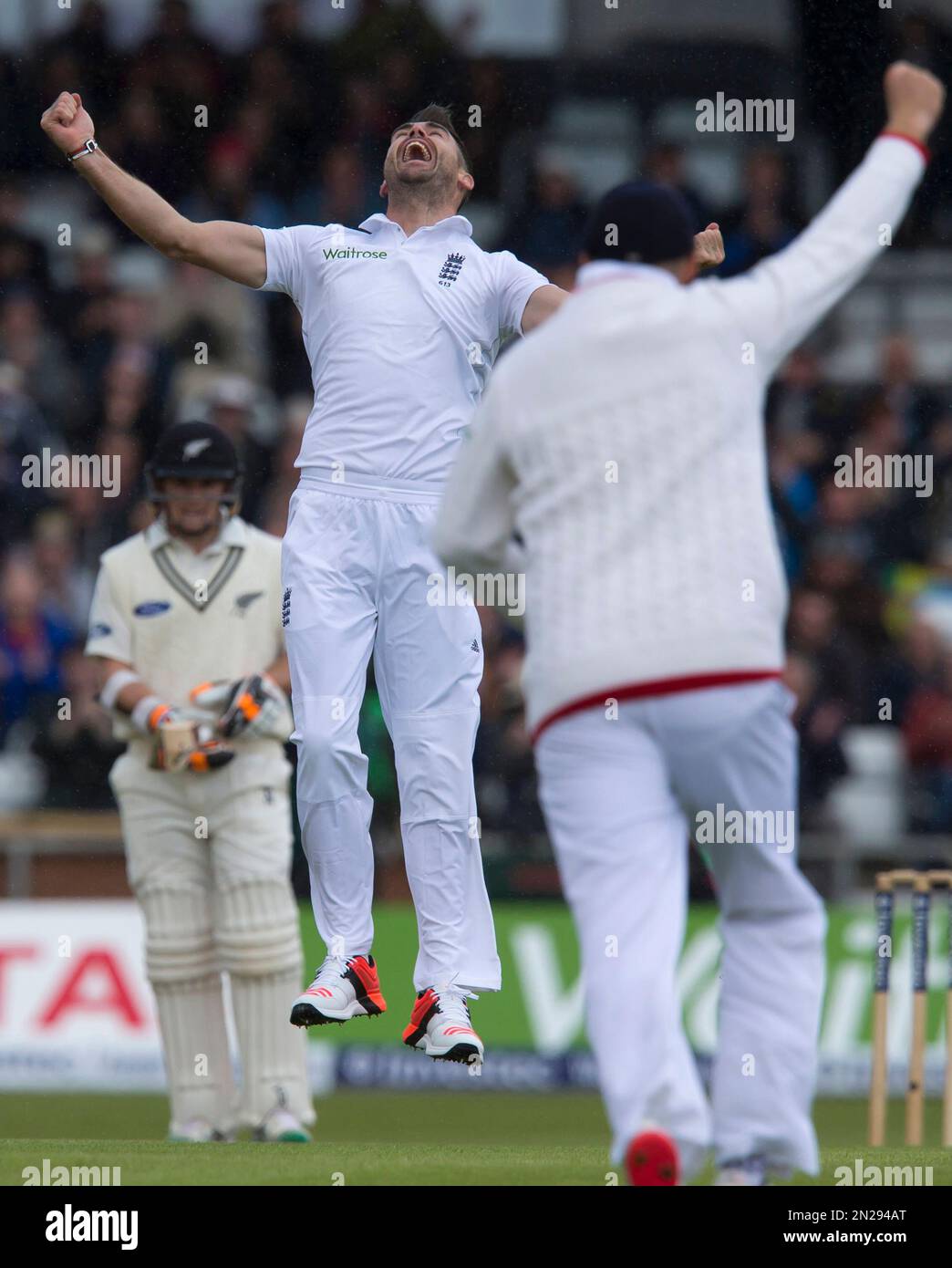 England's James Anderson, center, celebrates his 400th test wicket after taking the wicket of New Zealand's Martin Guptill, caught by Ian Bell for 0, on the first day of the second Test match between England and New Zealand at Headingley cricket ground in Leeds, England, Friday, May 29, 2015.(AP Photo/Jon Super) Banque D'Images