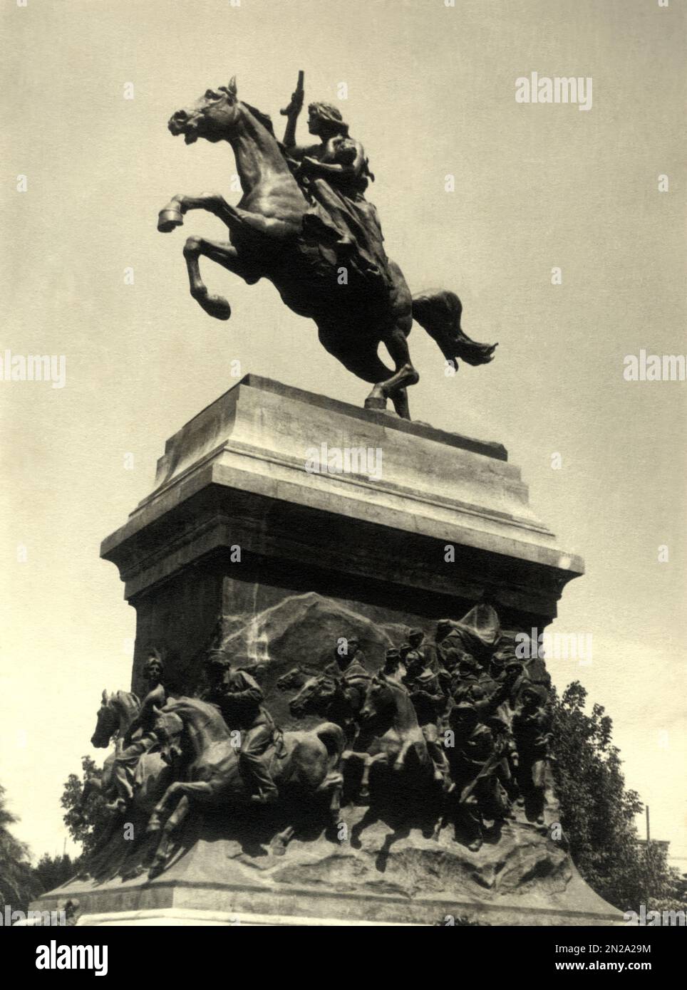 1932 c., ROME , ITALIE : la révolutionnaire brésilienne ANITA GARIBALDI ( 1821 - 1849 ), épouse du héros militaire italien GIUSEPPE GARIBALDI ( 1807 - 1882 ). Le célèbre monument en bronze sur la colline de Gianicolo par le sculpteur italien MARIO RUTELLI ( 1859 - 1941 ), édifié en 1932 . Photographe inconnu . ROMA - POLITICO - POLITICA - POLITIQUE - Unità d'Italia - RISORGIMENTO - ITALIA - FOTO STORICHE - HISTOIRE - statua - monumento equestre - SCUCULTURA - SCULPTURE - Ana Maria de Jesus RIBEIRO DA SILVA - ARTE - ARTS - statua - statue -- Archivio GBB Banque D'Images