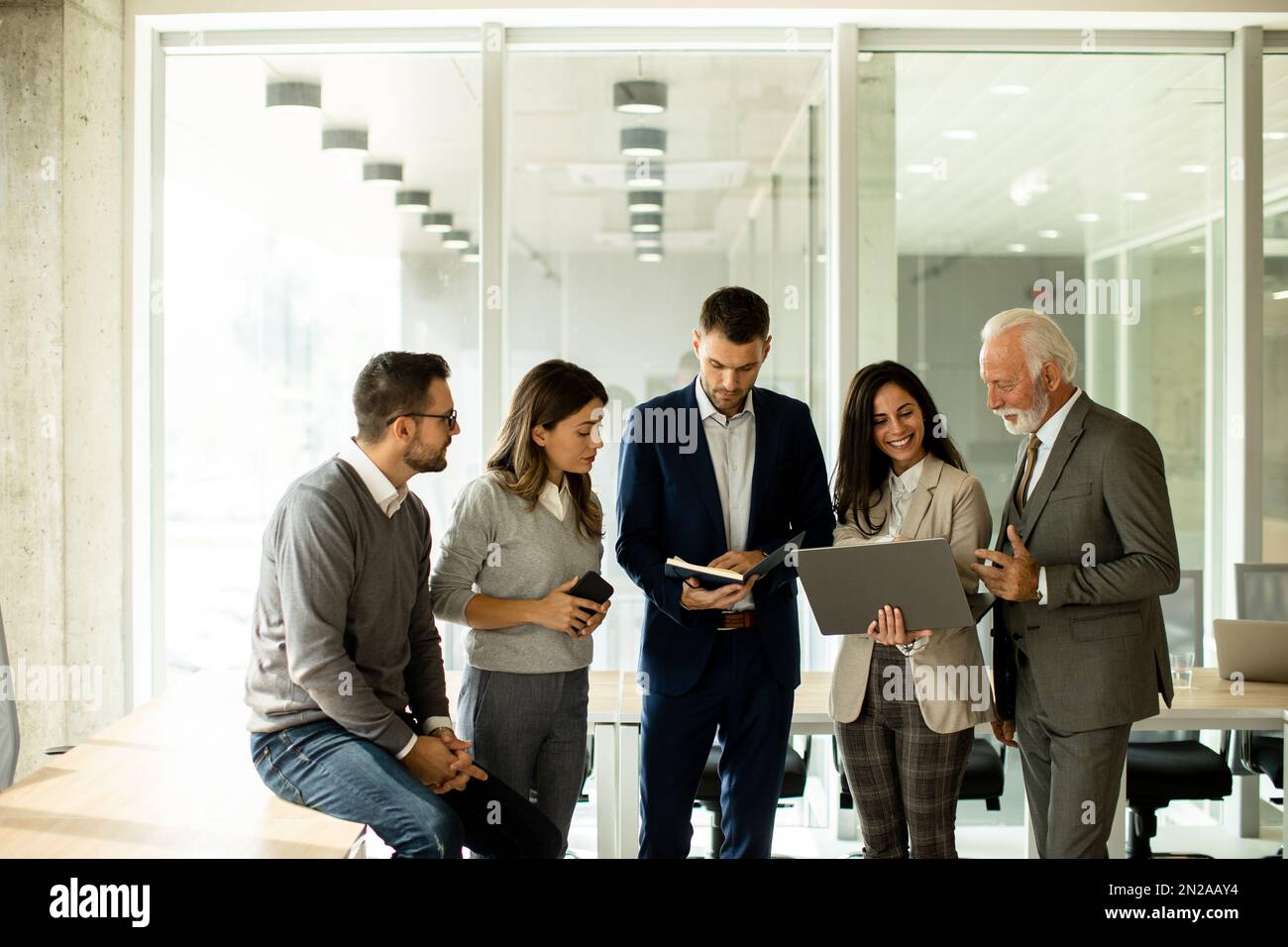 Groupe d'hommes d'affaires et de femmes d'affaires travaillant ensemble au bureau Banque D'Images