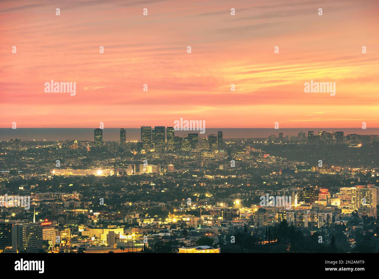 Vue sur West Hollywood et Beverly Hills, Californie, États-Unis au coucher du soleil. Banque D'Images