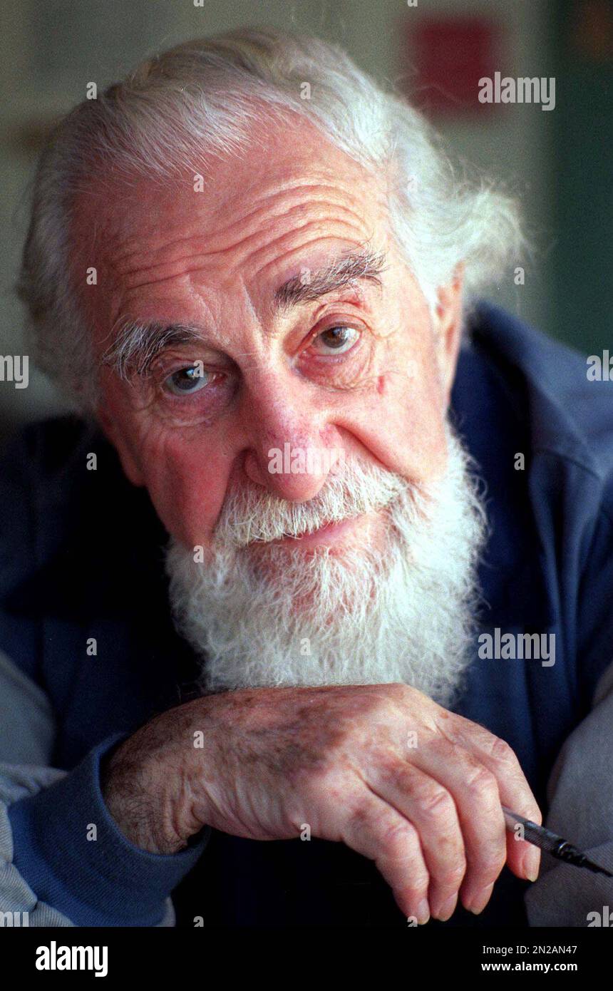 FILE - In this Sept. 23, 1998 file photo, artist Al Hirschfeld poses for a portrait in his New York. A new exhibit with 100 original drawings and a new book, "The Hirschfeld Century: Portrait of an Artist and His Age," with 400 images promise to be the most comprehensive collections to date, with many pieces new to even the hardiest of Hirschfeld fans. The exhibit, titled "The Hirschfeld Century: The Art of Al Hirschfeld, runs May 22-Oct. 12 at The New-York Historical Society. (AP Photo/Jim Cooper, File) Banque D'Images