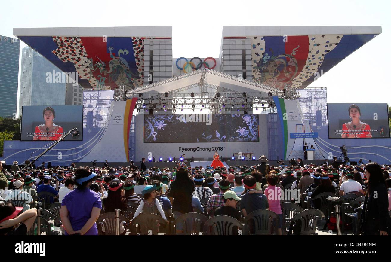Participants attend a ceremony to celebrate the 1,000-day countdown to the 2018 Winter Olympics at Olympic Park in Seoul, South Korea, Saturday, May 16, 2015. South Korea started its 1,000-day countdown to the Olympics on Saturday with a variety of celebrations planned in the capital Seoul and around the host city of Pyeongchang. (AP Photo/Ahn Young-joon) Banque D'Images