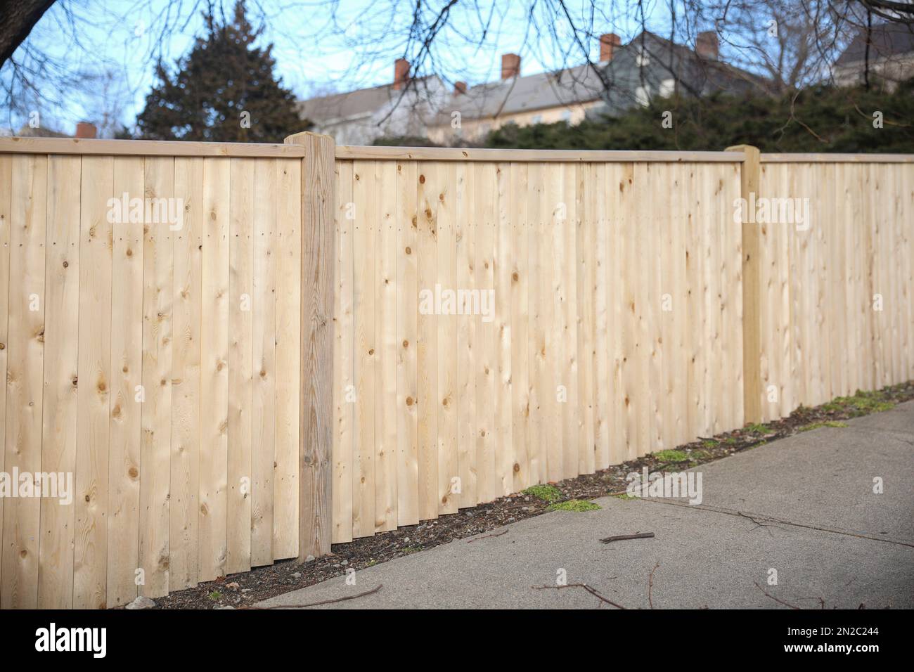 Clôture en bois dans la cour propriété privée Banque D'Images
