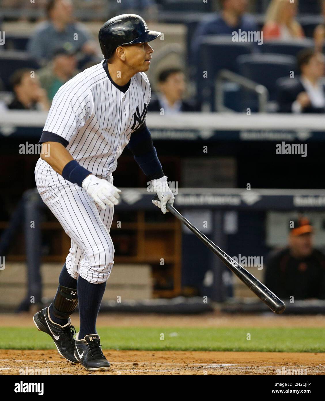 New York Yankees designated hitter Alex Rodriguez watches his record-setting 661st home run, surpassing Willie Mays for fourth place on the all-time home run list, in the third inning of a baseball game against the Baltimore Orioles at Yankee Stadium in New York, Thursday, May 7, 2015. (AP Photo/Kathy Willens) Banque D'Images
