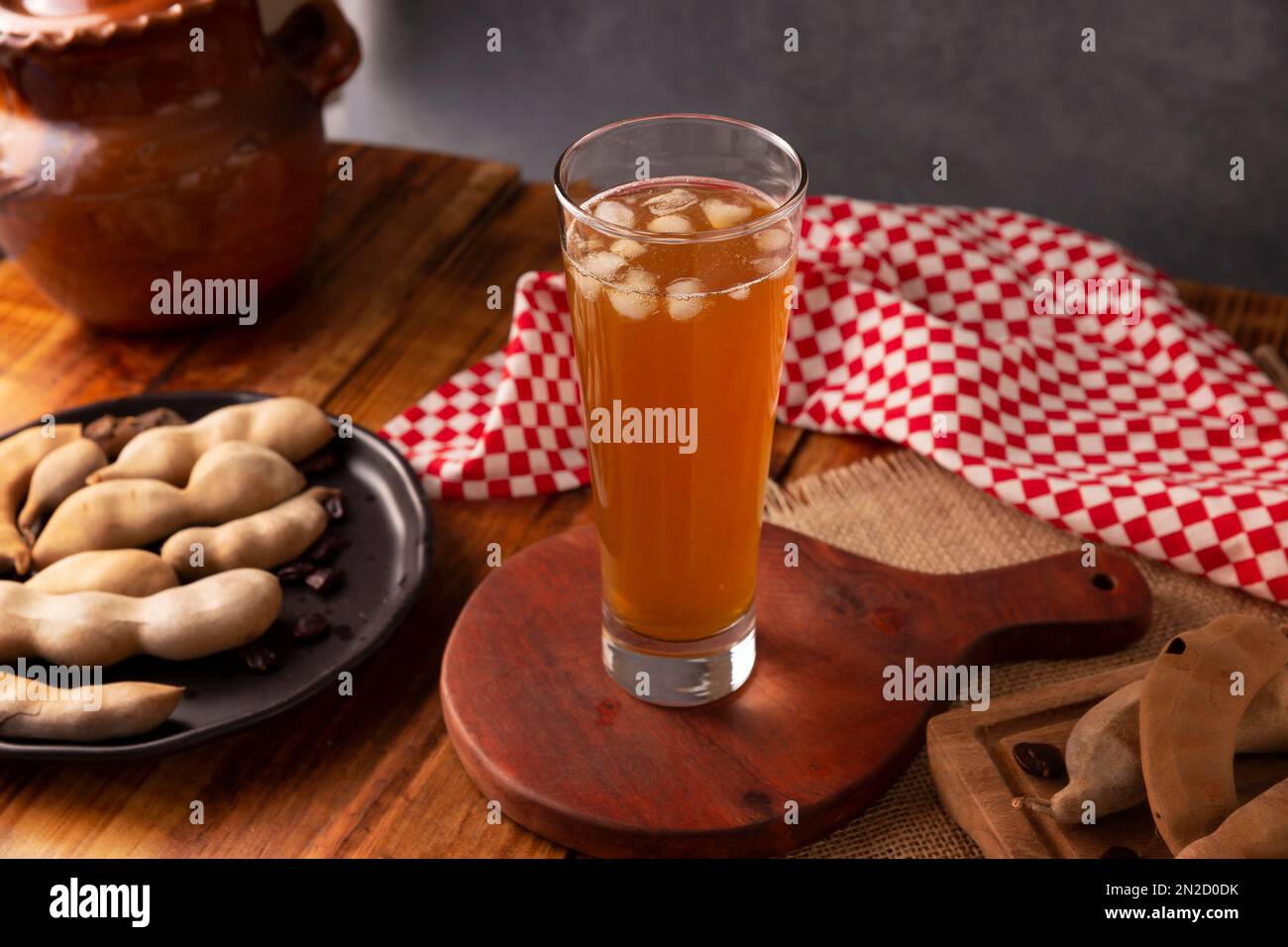 La boisson Tamarind est l'une des « Aguas Frescas » traditionnelles du Mexique. Boisson infusée à base de tamarin à laquelle les propriétés bénéfiques pour la santé sont attrib Banque D'Images