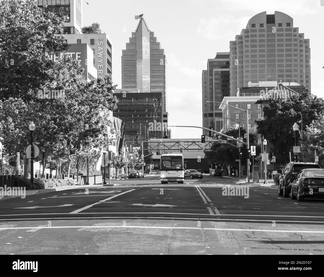 Une route de la ville entre les quartiers de Sacramento en bus Banque D'Images