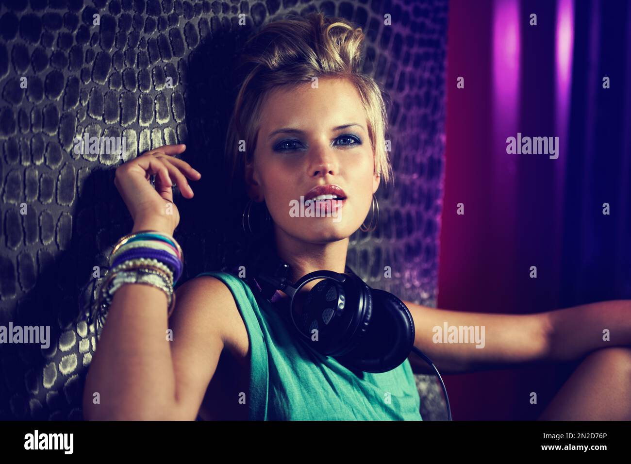 Ses rythmes vous feront oublier. Un magnifique DJ féminin. Banque D'Images