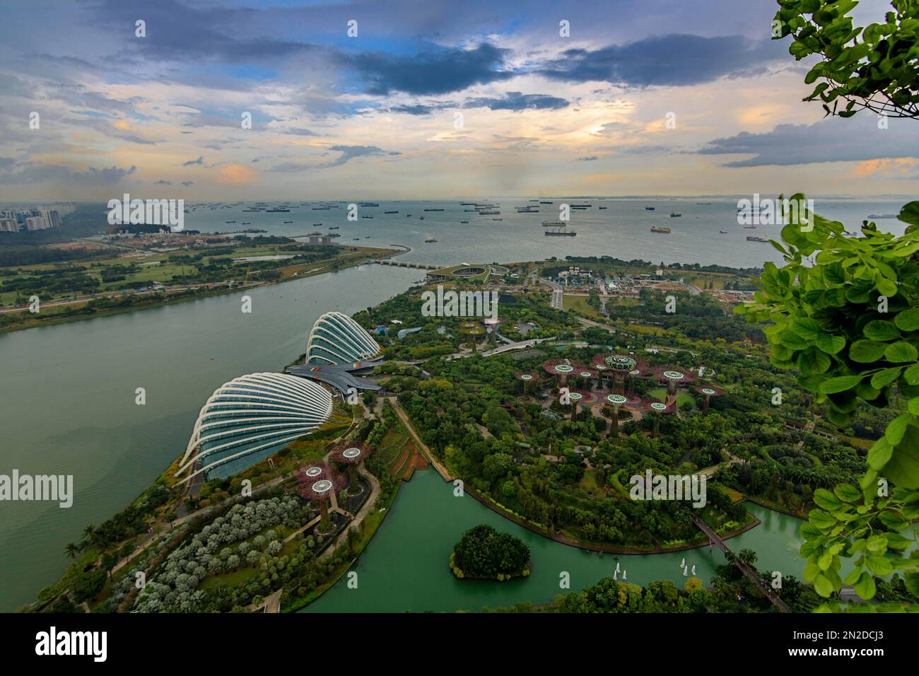 Vue de Marina Bay Sands aux jardins près de la baie et des navires devant le port, Singapor Banque D'Images