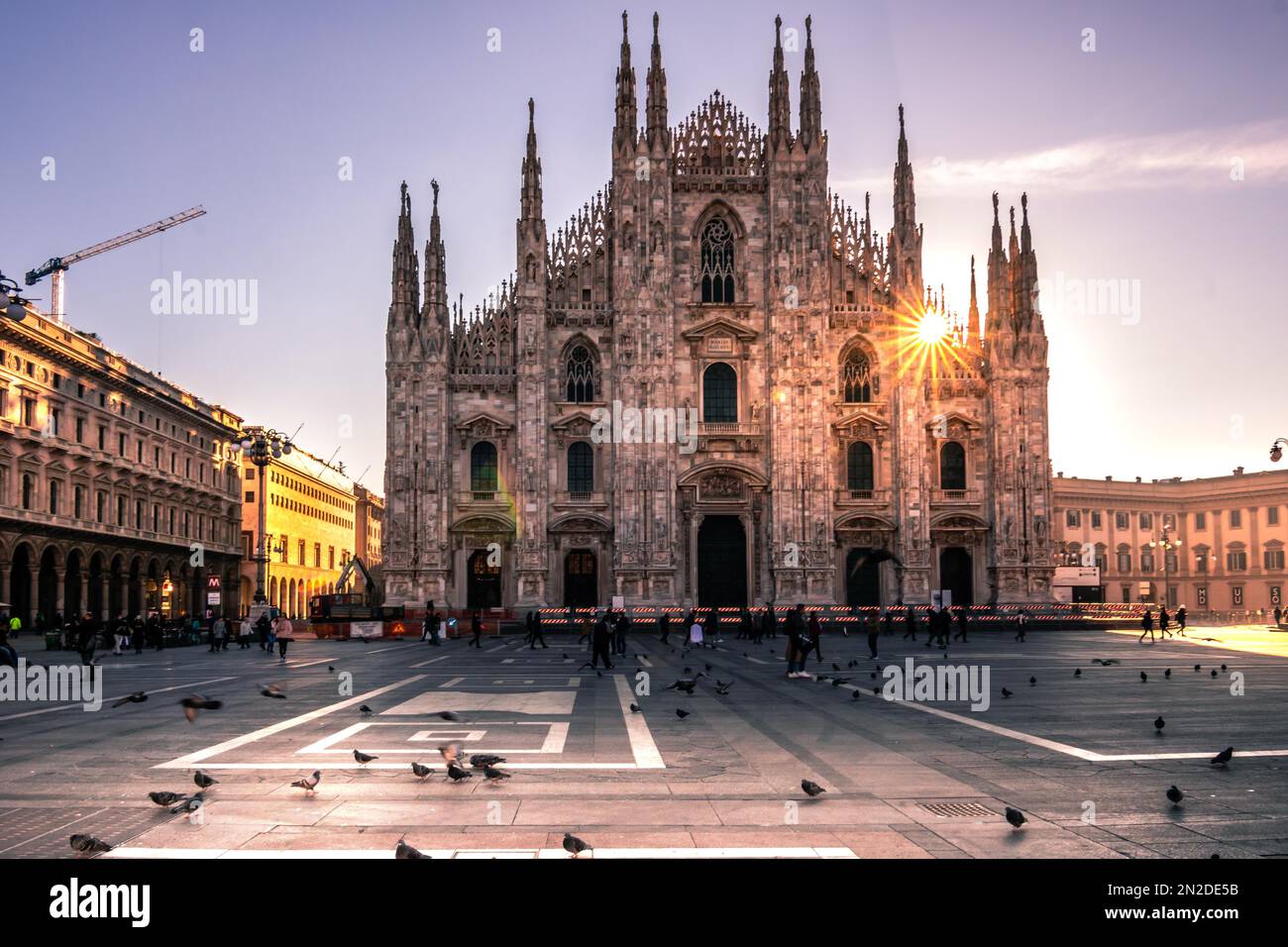 Cathédrale de Milan à l'heure d'or, lever du soleil, Milan, Lombardie, Italie Banque D'Images Cathédrale de Milan à l'heure d'or, lever du soleil, Milan, Lombardie, Italie Banque D'Images