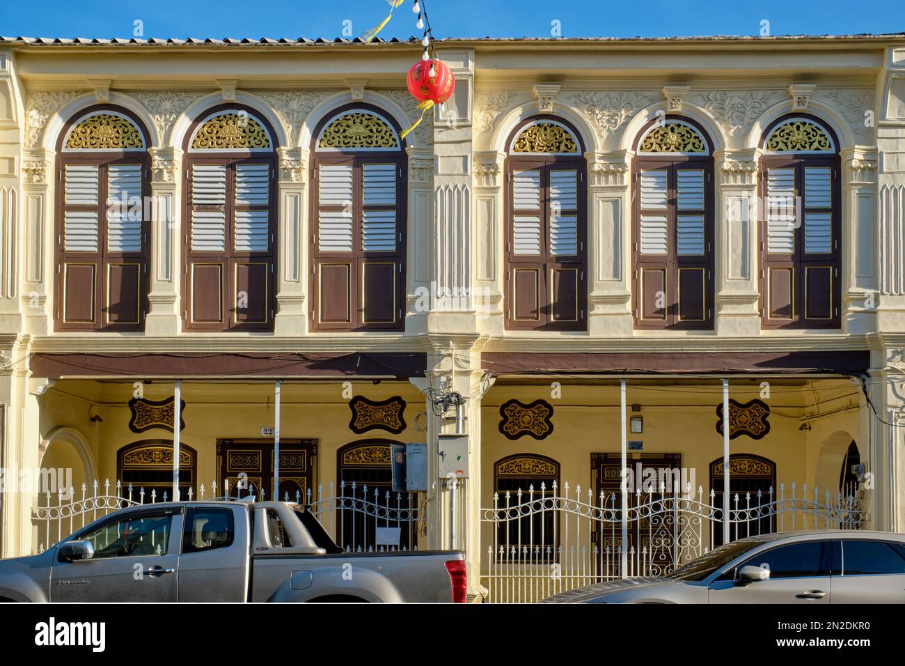Boutiques colorées de style sino-portugais, avec fenêtres voûtées et lattes, dans la vieille ville de Phuket, en Thaïlande Banque D'Images