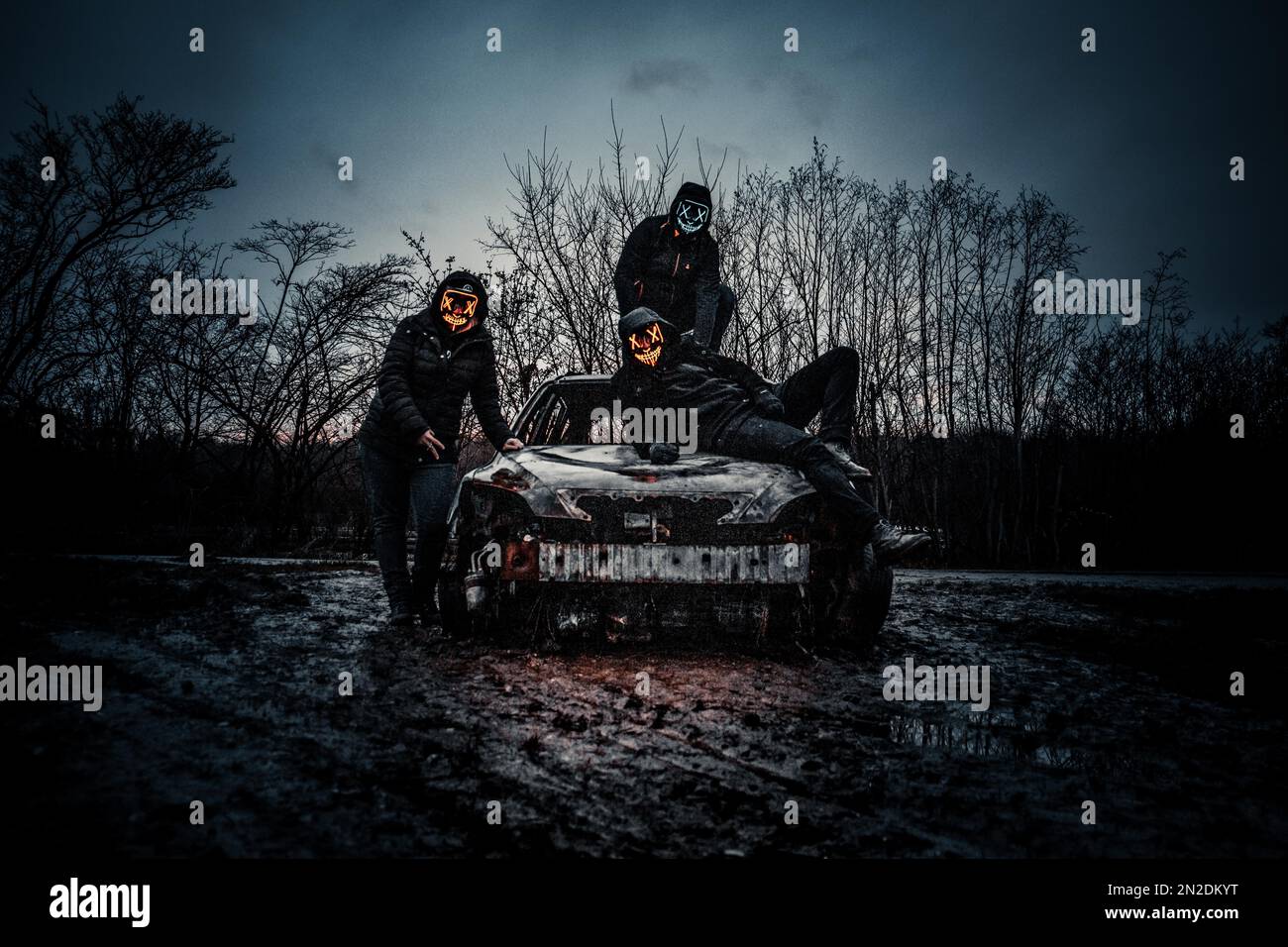 Le masque de purge sur une épave de voiture, le matin avec beaucoup de lumière, Francfort-sur-le-main, Hesse, Allemagne Banque D'Images