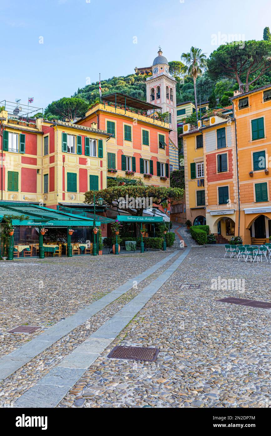 Pavage de galets sur la Piazza Martini dellOlivetta, derrière elle façades de maisons de couleur pastel, Portofino, Ligurie, Italie Banque D'Images