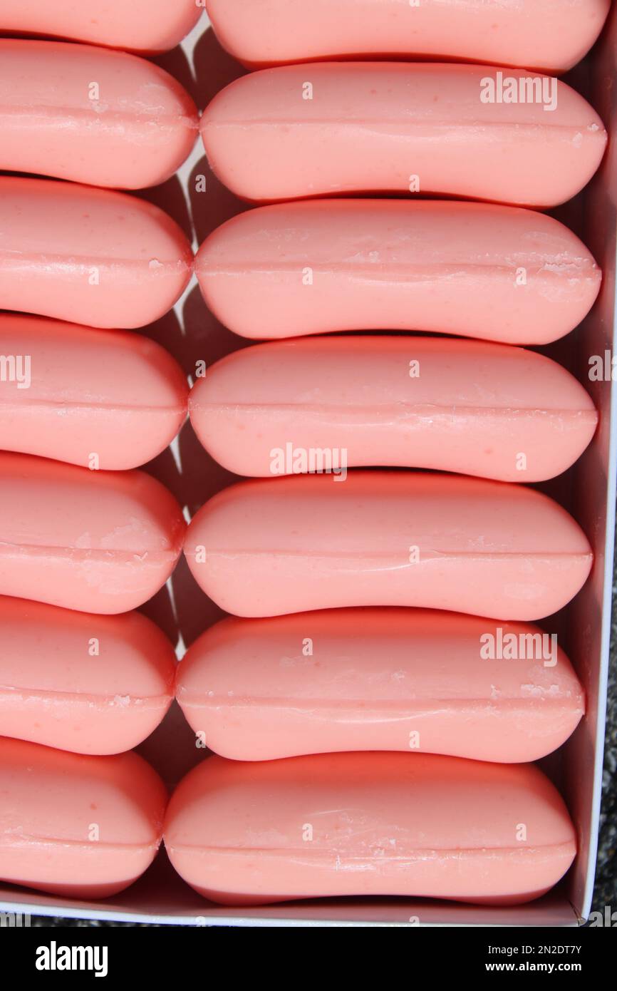 Barres ou savon rose en boîte Banque D'Images