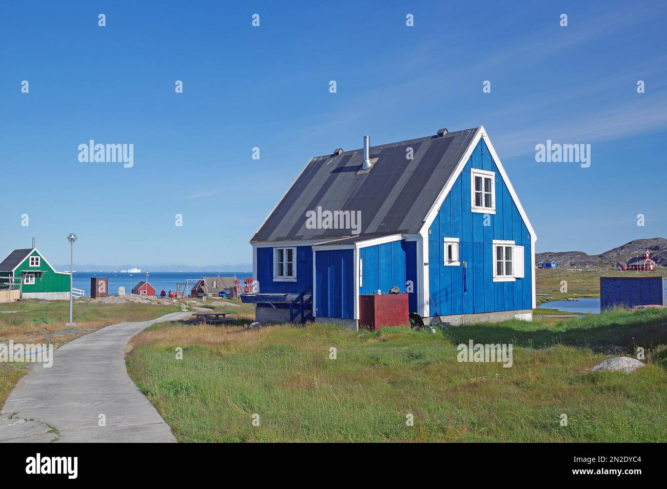 Pavés et maisons dans un paysage stérile, Ilimanaq, Disko Bay, Avanaata Kommunia, Arctique, Groenland, Danemark Banque D'Images