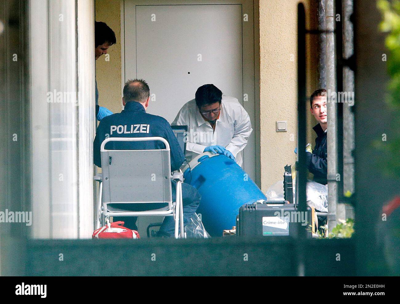 German police officers secure evidence in front of an apartment in Oberursel, Germany, Thursday, April 30, 2015. Police have conducted an anti-terror raid in the city near Frankfurt and taken a man and a woman into custody. (AP Photo/Michael Probst) Banque D'Images
