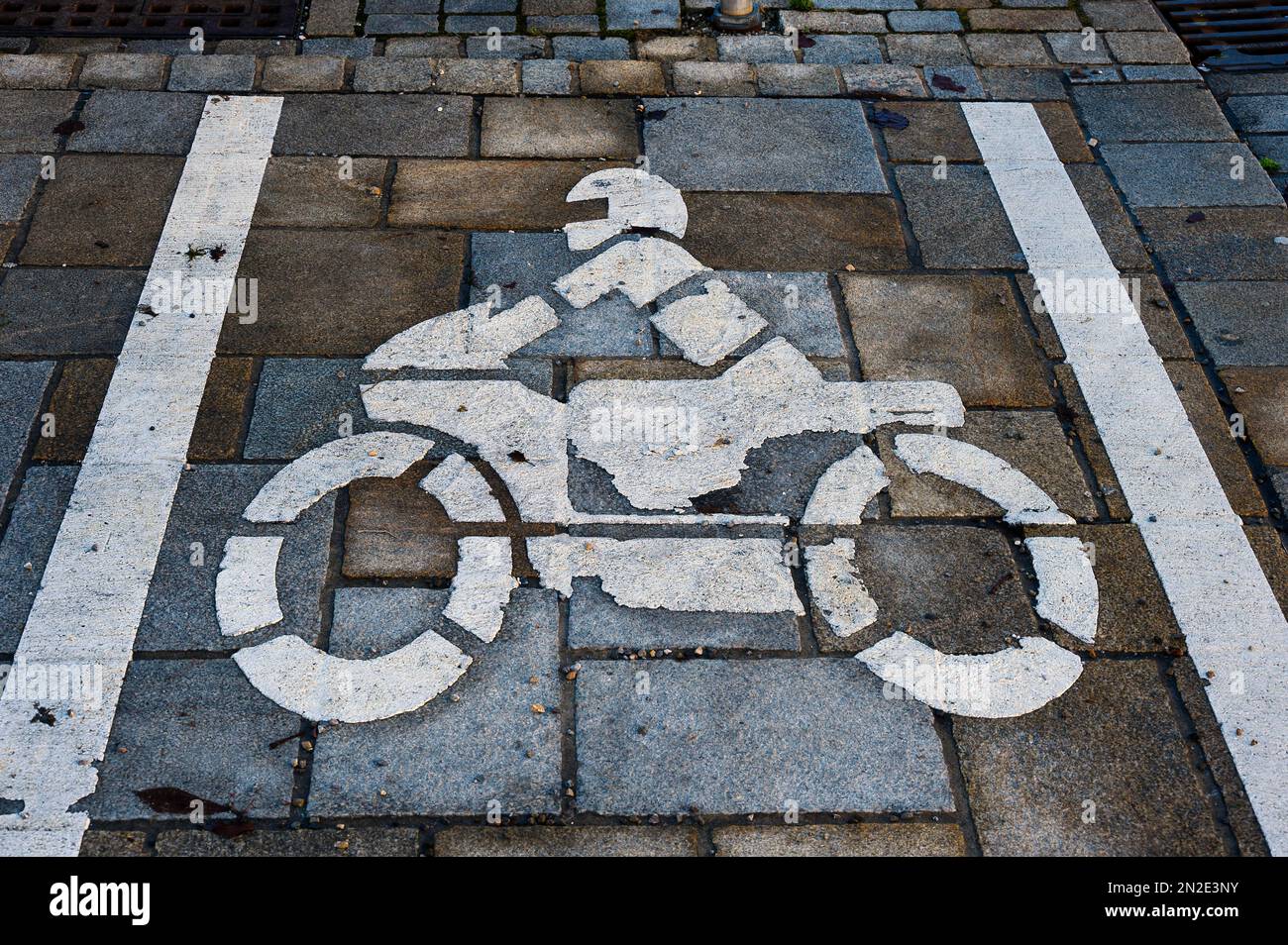 Marquage de l'espace de stationnement sur la chaussée avec pictogramme moto à Kempten Allgaeu, Bavière, Allemagne Banque D'Images