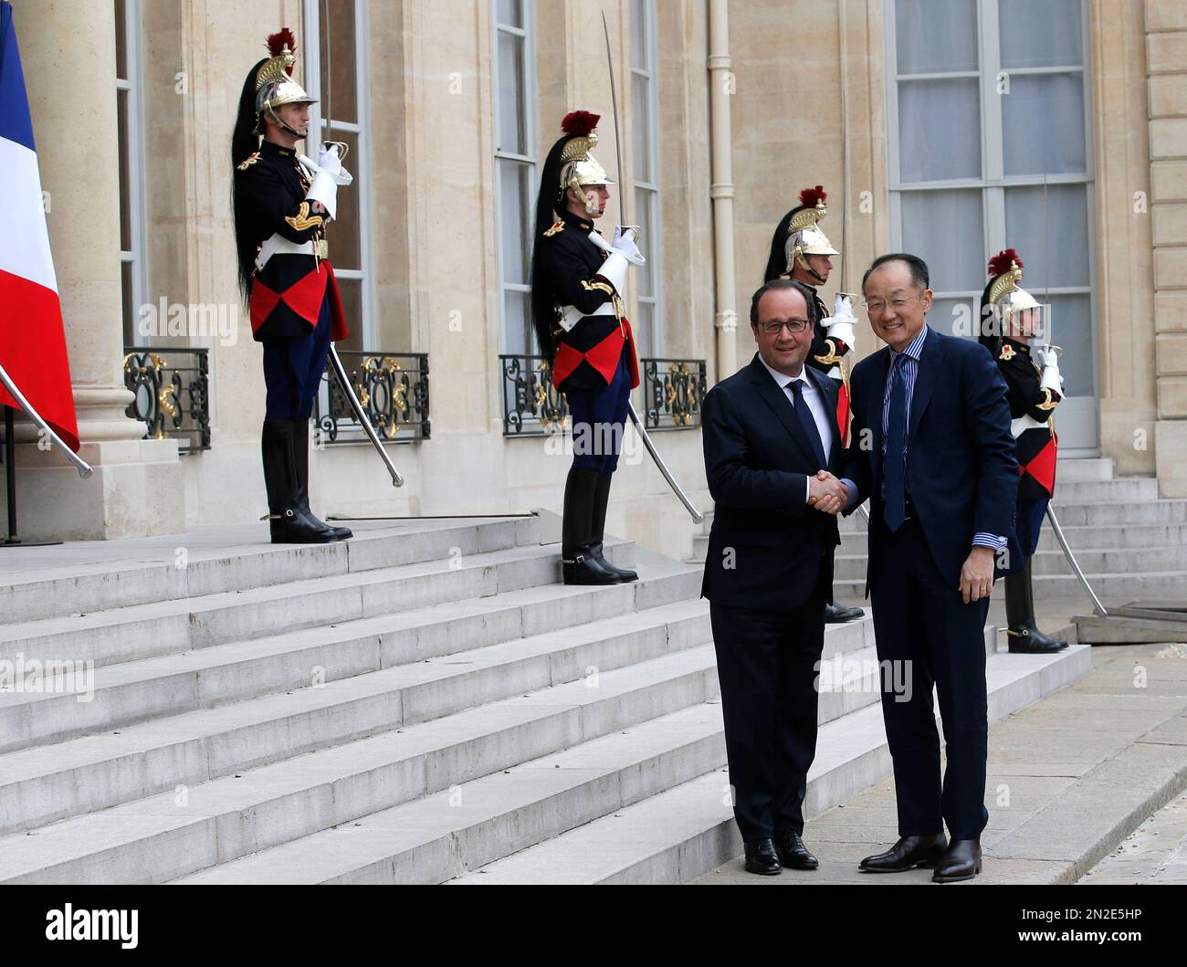World Bank President Jim Yong Kim, right, is welcomed by French President before their meeting at the Elysee Palace in Paris, France, Wednesday, April 29, 2015. (AP Photo/Christophe Ena) Banque D'Images